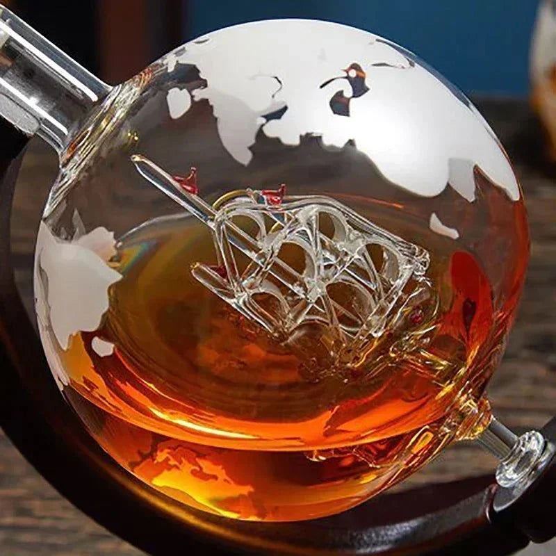 Conjunto Decanter Globo de Vidro com Suporte Madeira e 2 Copos Lenogue