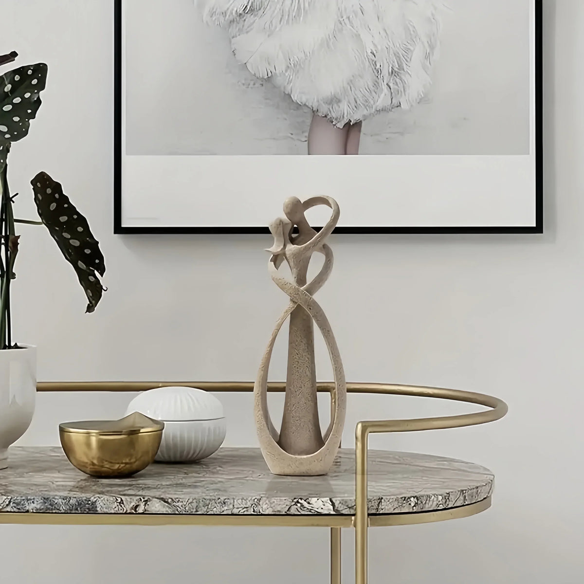 Escultura Abstrata de Casal Beijando em Resina para Decoração Lenogue Bege