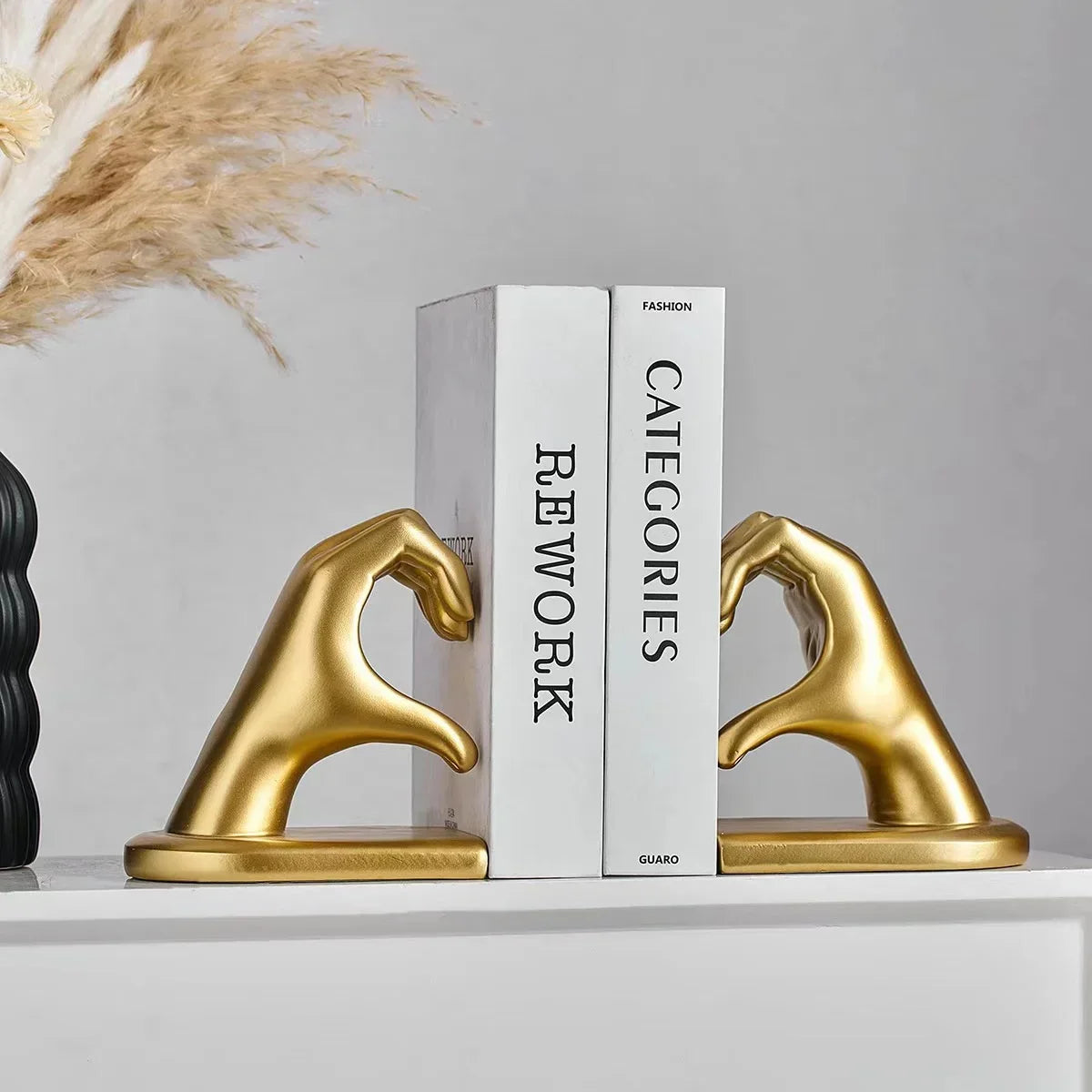 Escultura Apoio de Livros Mãos Douradas para Sala e Quarto Lenogue
