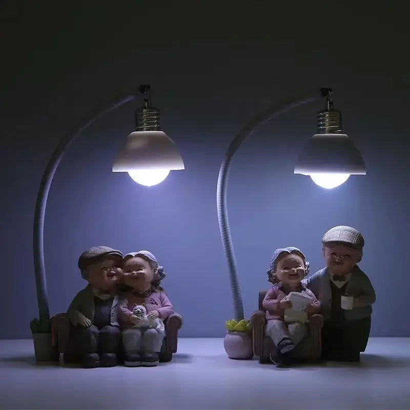 Escultura de Casal Idoso para Decoração de Sala e Escritório Lenogue