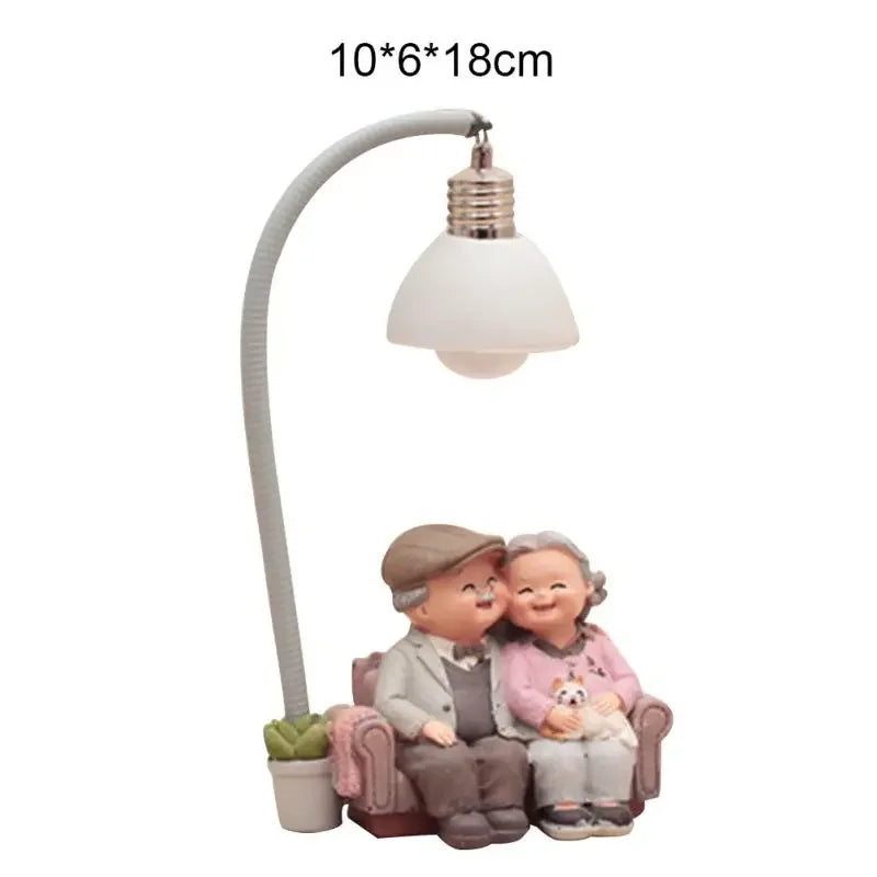 Escultura de Casal Idoso para Decoração de Sala e Escritório Lenogue