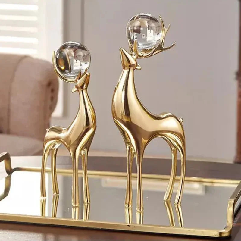 Escultura de Cervo Dourado com Bola Cristal para Sala e Escritório Lenogue