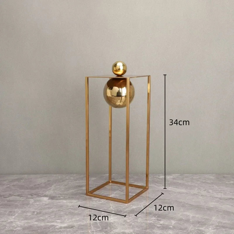 Escultura Geométrica Abstrata com Esfera e Moldura Dourada em Metal Lenogue