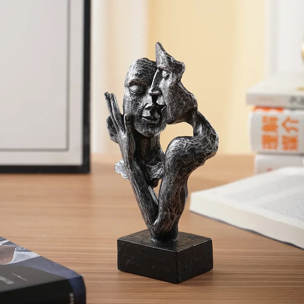 Escultura Pequena de Casal Abraçado para Estante Lenogue Preto