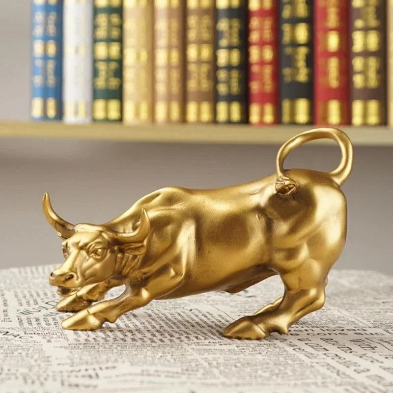Estátua Decorativa Touro de Wall Street Dourado em Resina Lenogue / 19.5 x 13 Cm