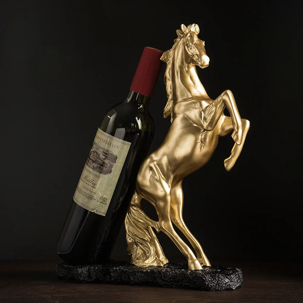 Suporte para Vinho Cavalo de Guerra em Resina Dourada Lenogue Dourado