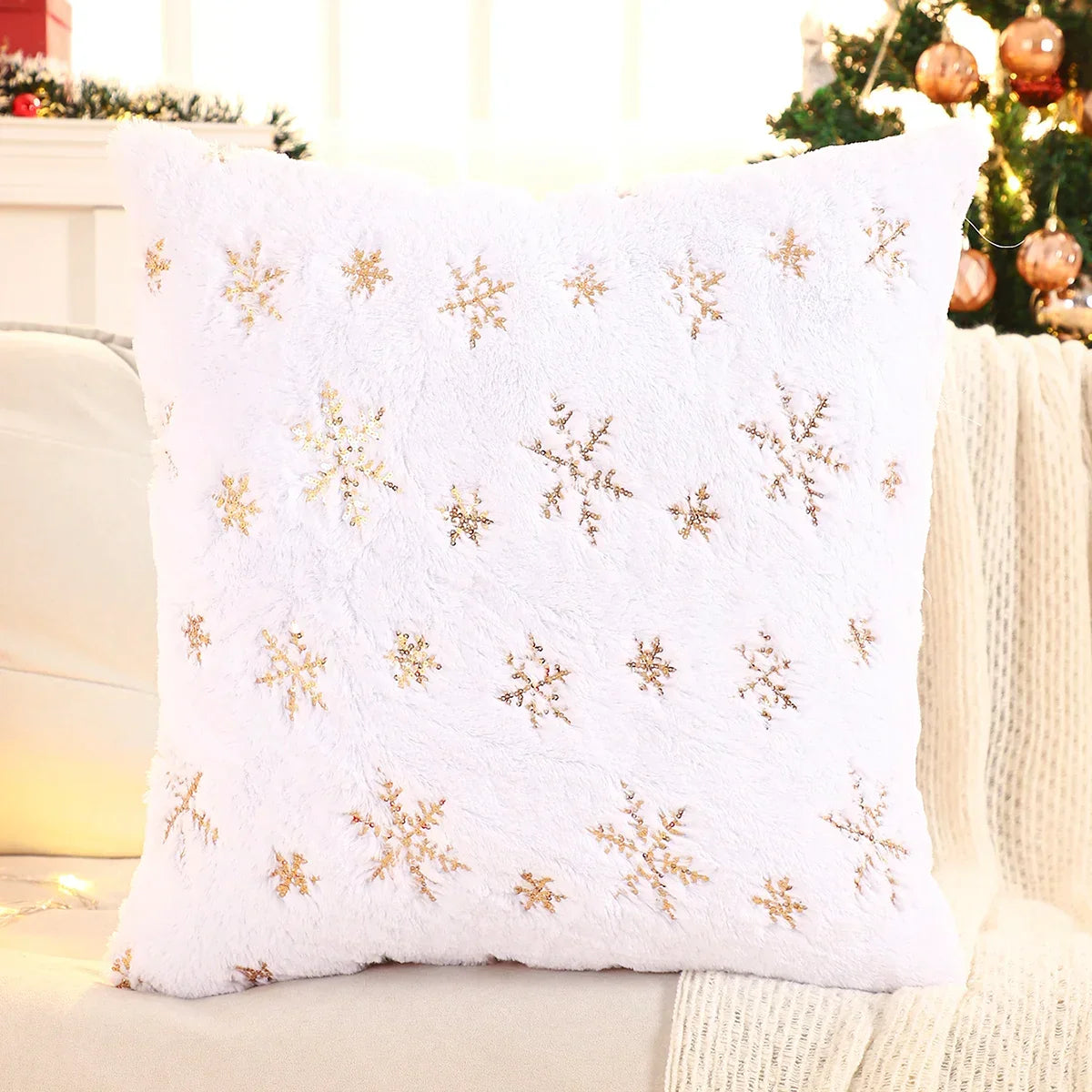 Capa de Almofada Natalina Plush com Paetê Dourado Bordado Lenogue