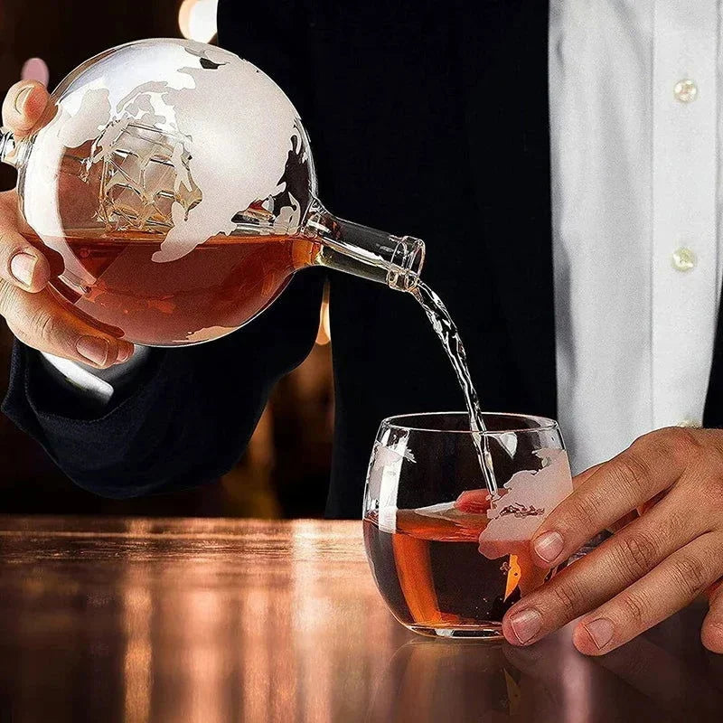 Decanter de Vidro em Formato Globo com Suporte Madeira Lenogue