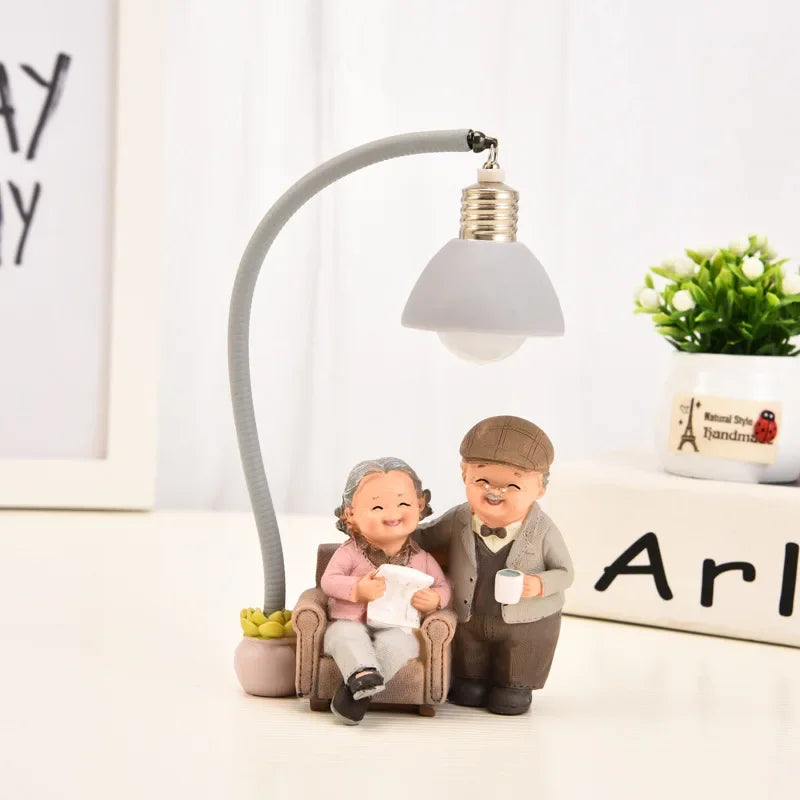 Escultura de Casal Idoso para Decoração de Sala e Escritório Lenogue Carinho