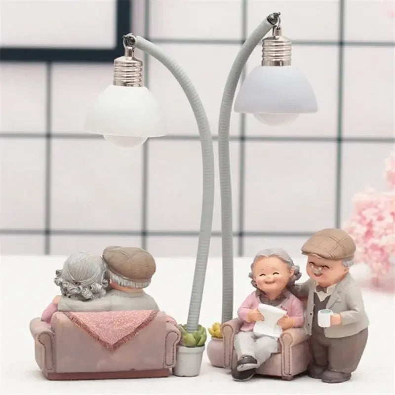 Escultura de Casal Idoso para Decoração de Sala e Escritório Lenogue