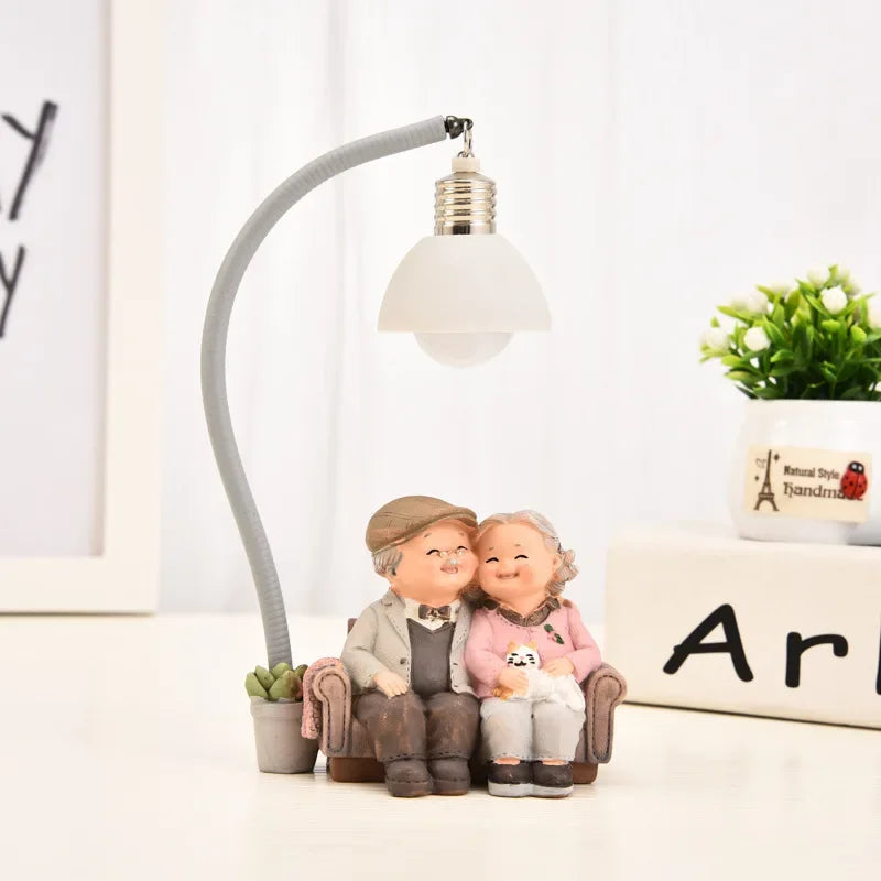 Escultura de Casal Idoso para Decoração de Sala e Escritório Lenogue Abraço