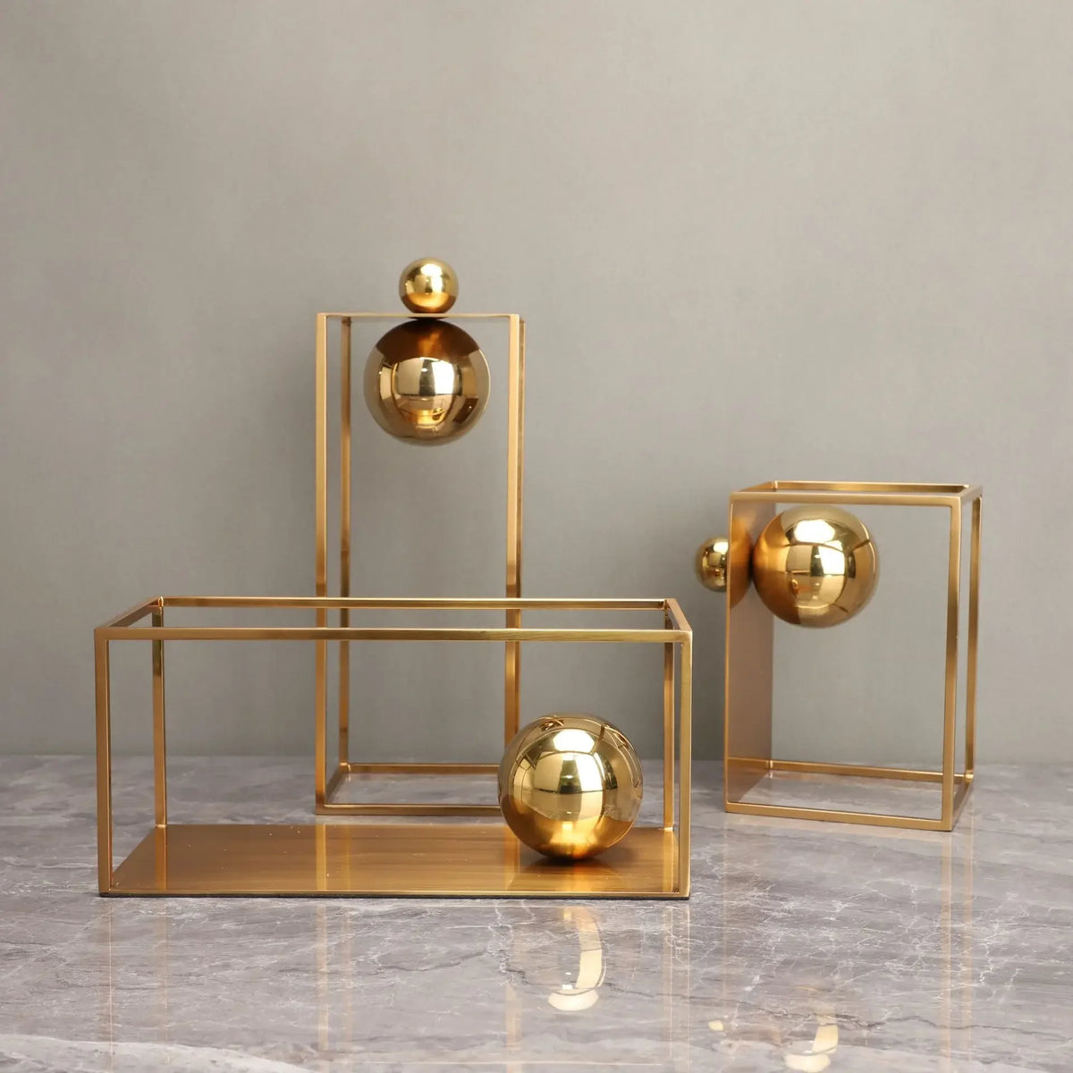 Escultura Geométrica Abstrata com Esfera e Moldura Dourada em Metal Lenogue