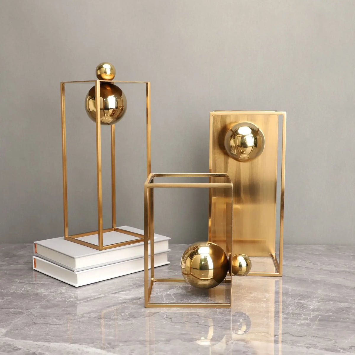 Escultura Geométrica Abstrata com Esfera e Moldura Dourada em Metal Lenogue