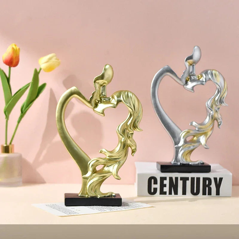 Escultura Nórdica de Casal se Beijando em Resina para Sala Lenogue