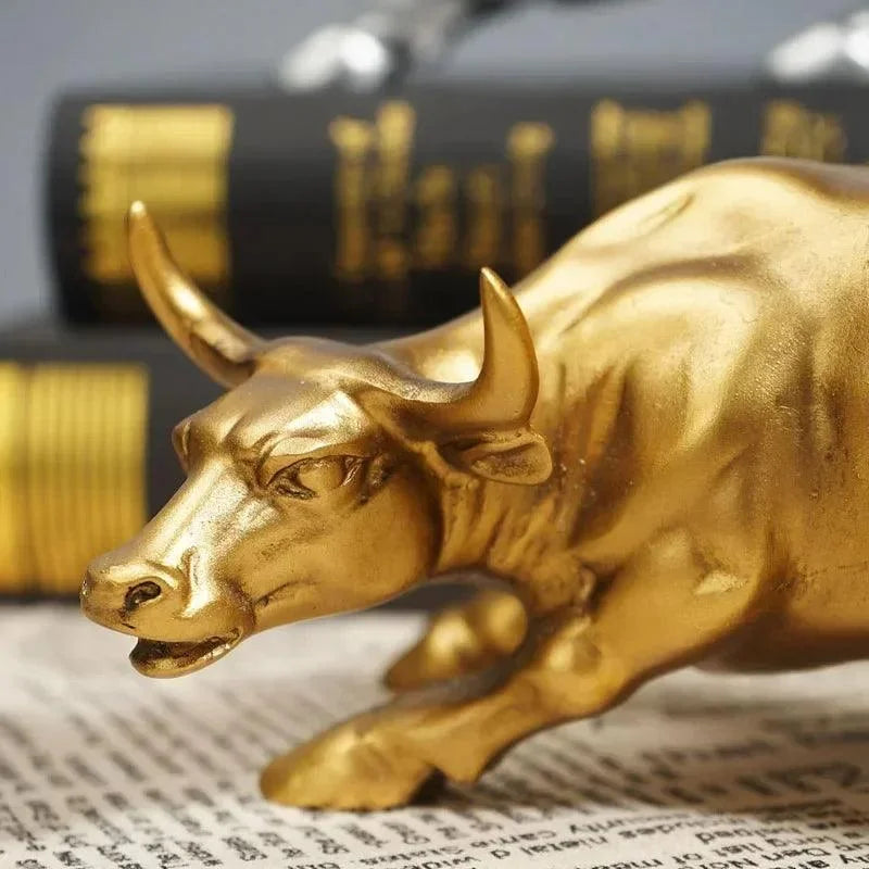 Estátua Decorativa Touro de Wall Street Dourado em Resina Lenogue / 19.5 x 13 Cm