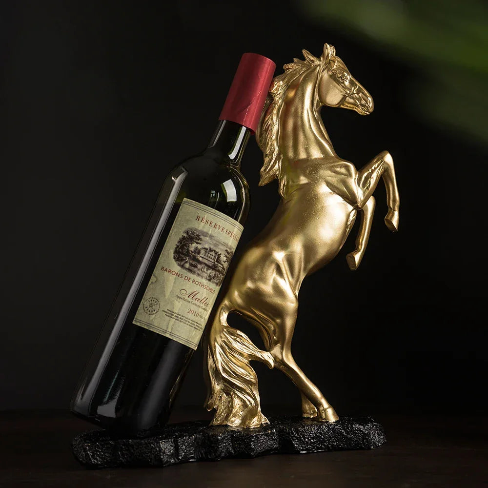 Suporte para Vinho Cavalo de Guerra em Resina Dourada Lenogue Dourado